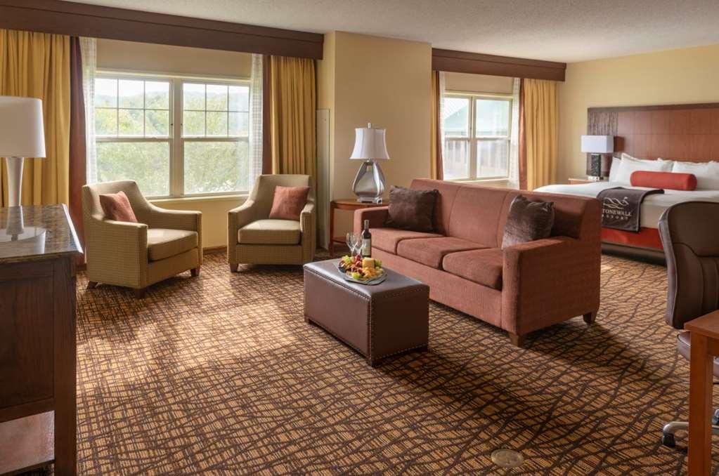 Stonewall Resort Roanoke Room photo